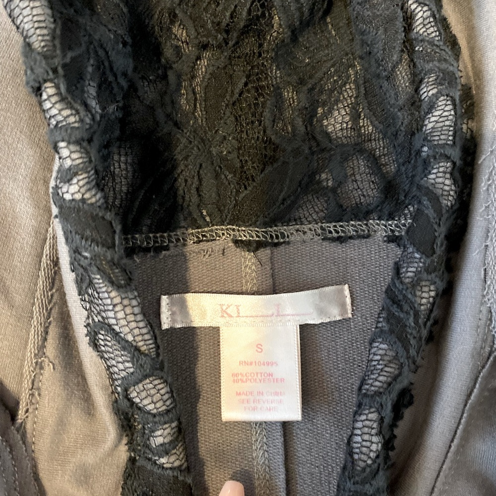 Lace Top 🤍 - Picture 3 of 5